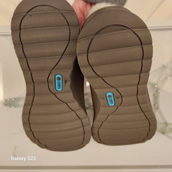 BZees Women's, Golden Shootie shoes. NIB. Size: various - Picture 7 of 11